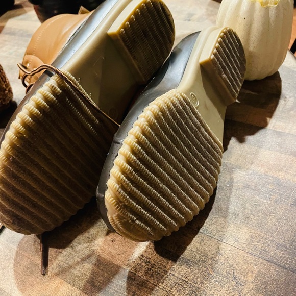 Brown duck boots 🦆 size 6/7 woman’s - Picture 3 of 3